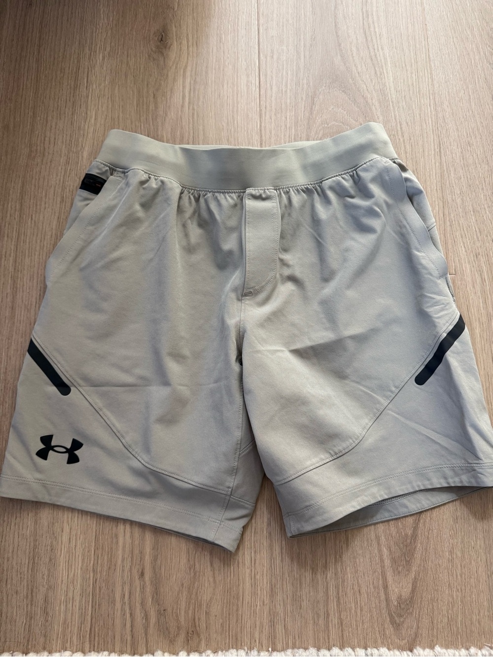 Under Armour Men's Performance Shorts Size Large Tan